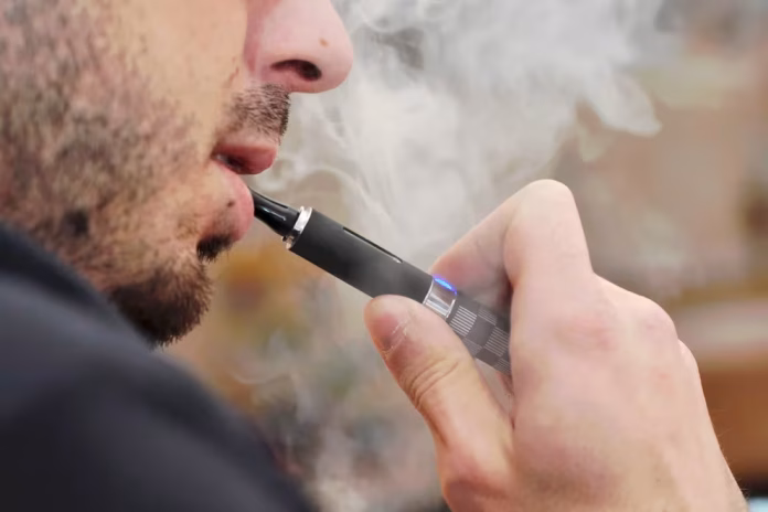 Especialistas advierten sobre los peligros del vapeo. Las tasas de consumo entre jóvenes aumentan y se asocian con síntomas depresivos (Getty)
