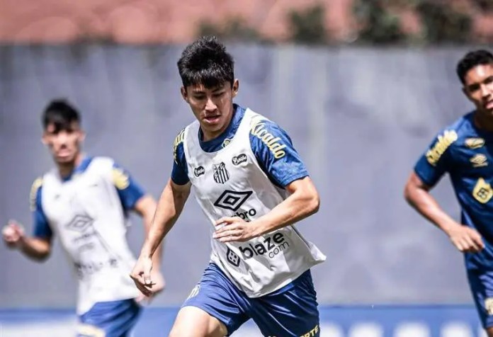 Terceros entrenándose con el primer equipo del Santos.