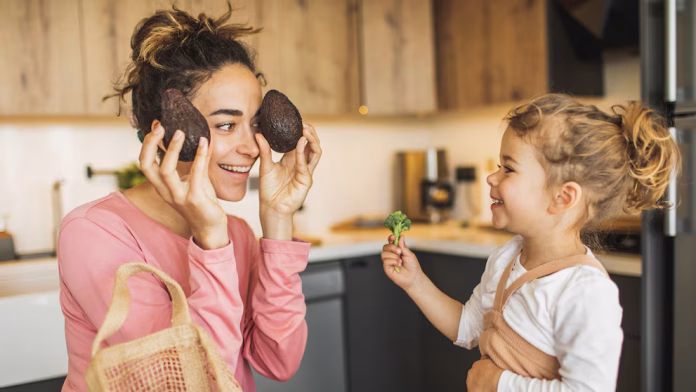 Los hábitos alimentarios saludables no se imponen, se aprenden a través del ejemplo y en un ambiente positivo (Getty)