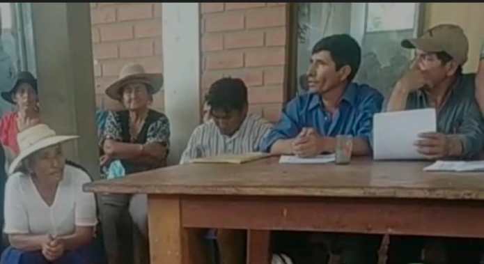 Dirigentes de Chiquiacá, atentos a la votación.