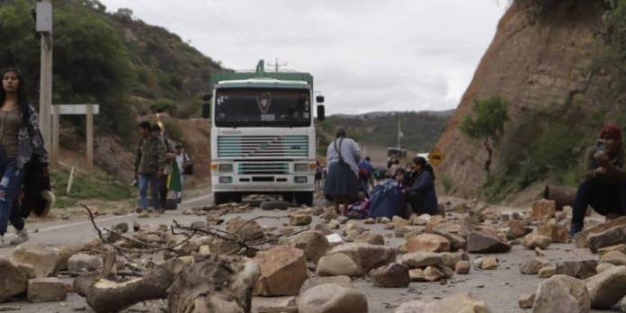 Bloqueos continúan cortando algunas rutas.