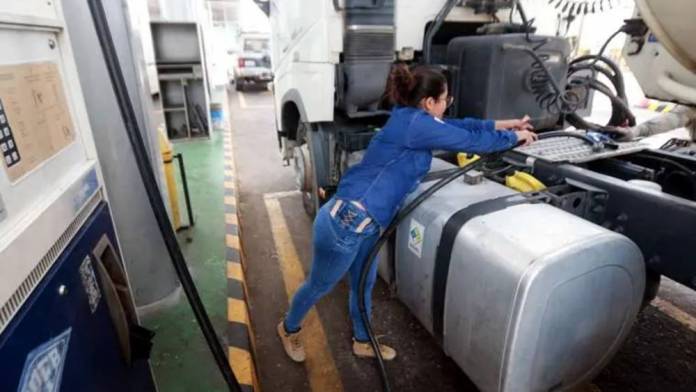 Esperan regularizar la distribución de diésel hasta el sábado.