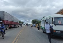 Transporte libre suspendió paro y bloqueo a pedido de gobierno y tras enfrentamientos