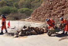 Cae el número de bloqueos en Bolivia y la ABC trabaja en la limpieza y reconstrucción de carreteras