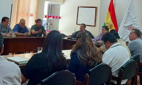 Cisterneros suspenden paro nacional y abren negociación con YPFB